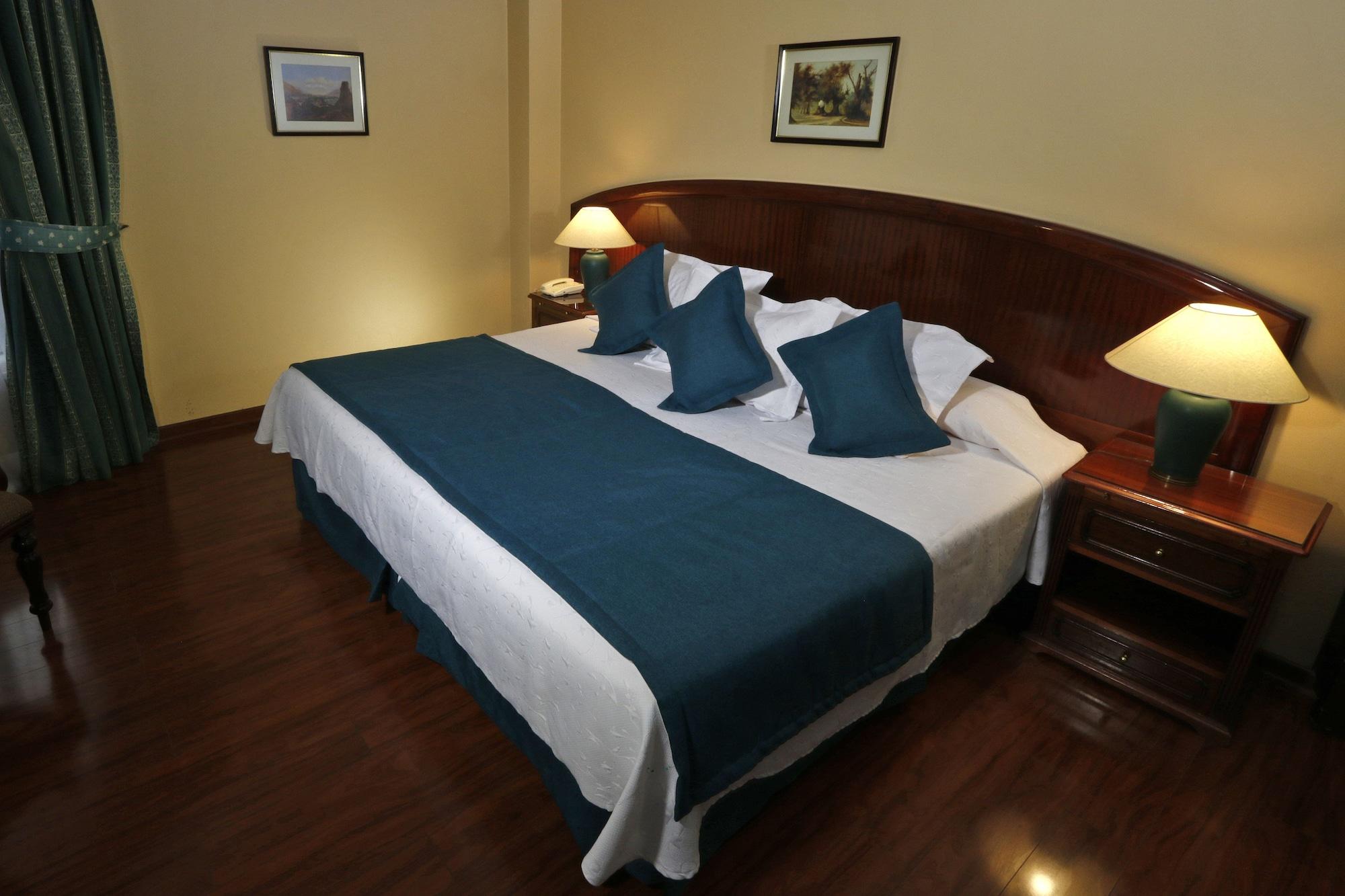 Principado De Asturias Hotel ซานติอาโก ภายนอก รูปภาพ